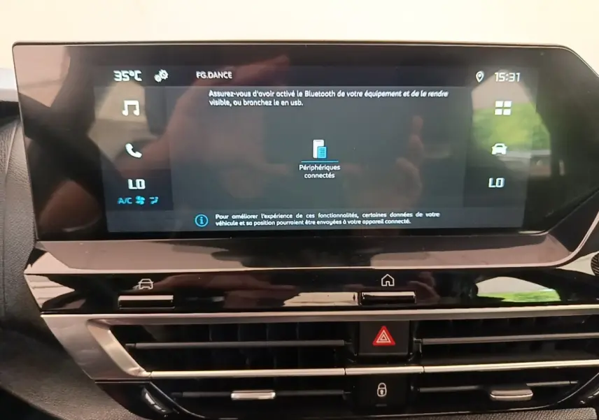 Vue rapprochée de l’écran tactile central noir du tableau de bord de la Citroën C4 X 2023 avec affichage multimédia et climatisation.
