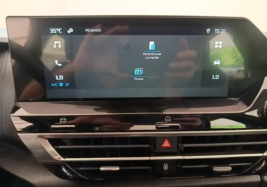 Écran tactile central noir du tableau de bord de la Citroën C4 X PureTech 130, avec commandes climatisation et alertes visibles.