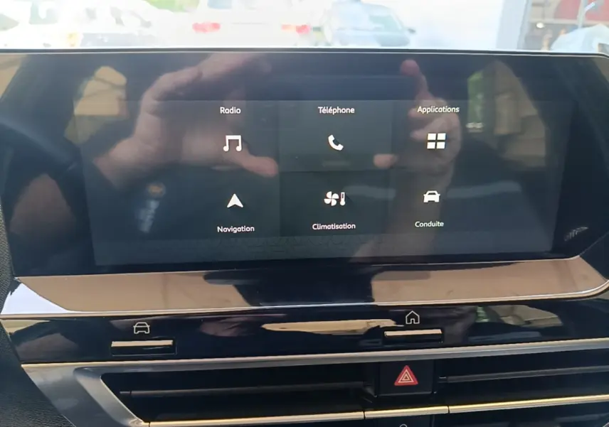 Écran tactile central affichant les options radio, téléphone, navigation et climatisation dans une Citroën C4 X 2023.