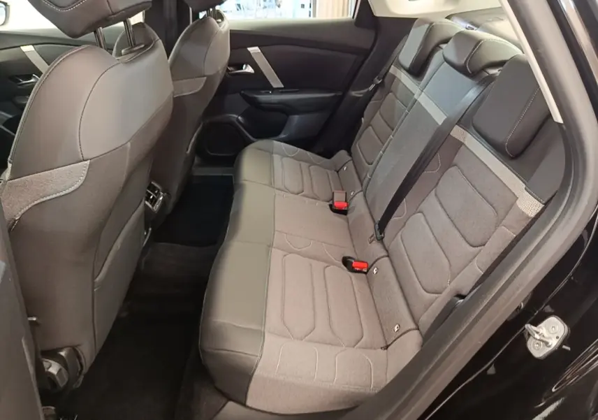 Vue intérieure côté droit des sièges arrière gris et noir du Citroën C4 X PureTech 130 S&S EAT8 Feel Pack 2023.