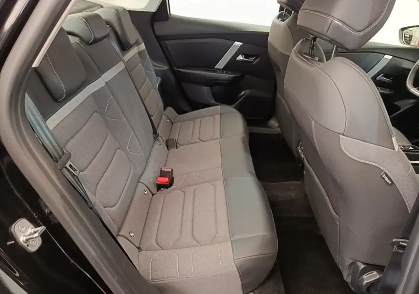 Vue intérieure côté gauche des sièges arrière gris et noirs du Citroën C4 X 2023, finition Feel Pack.