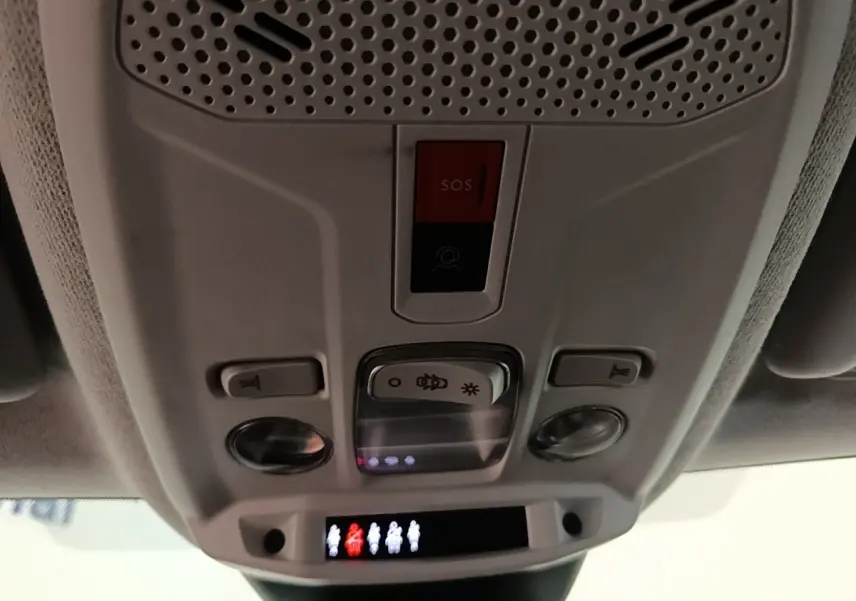 Vue en gros plan du plafonnier intérieur gris clair avec boutons SOS et éclairage de la Citroën C4 X noire.