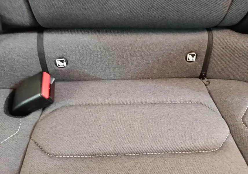 Détail de la banquette arrière grise du Citroën C4 X 2023 avec fixation Isofix et boucle de ceinture visible.