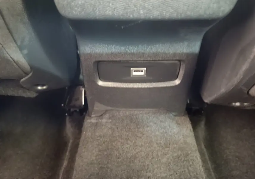 Prise USB arrière noire vue en gros plan sur le plancher du Citroën C4 X PureTech 130 Feel Pack 2023.