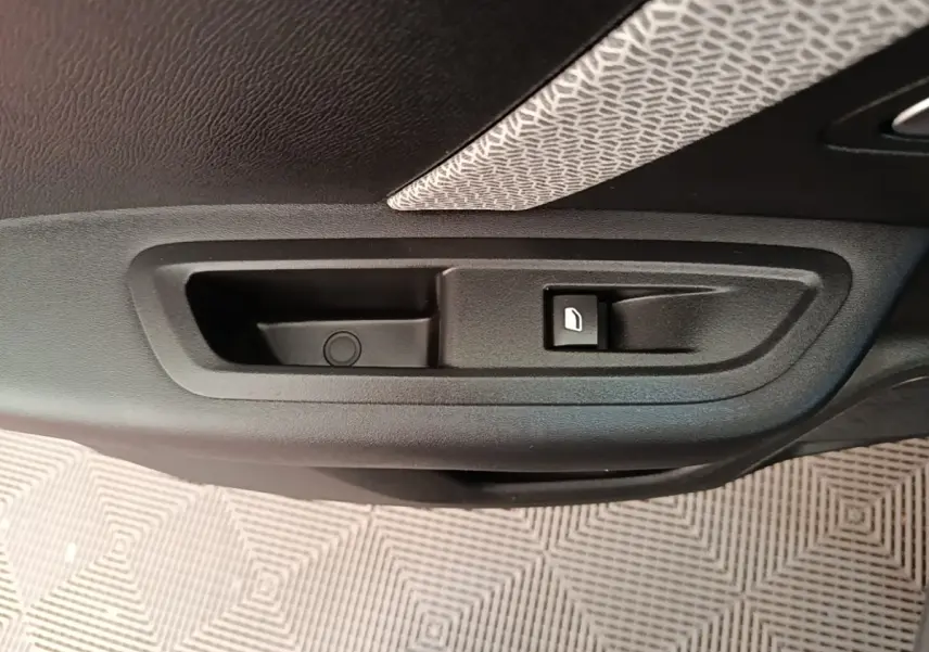 Détail de la commande de verrouillage de porte intérieure noire sur la portière d’une Citroën C4 X 2023.