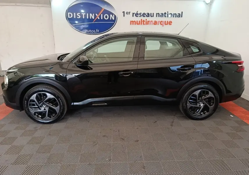 Profil droit d'une Citroën C4 X noire 2023 avec jantes noires et feux arrière LED distinctifs.