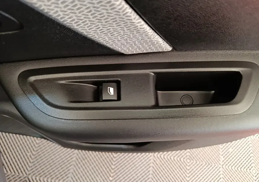 Gros plan sur la commande de lève-vitre côté porte intérieure d'une Citroën C4 X noire, version 2023.