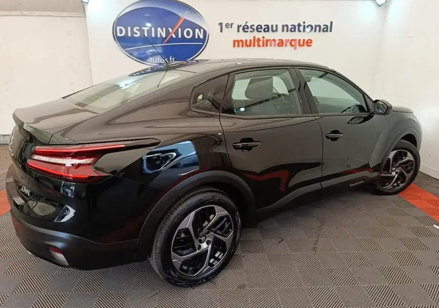 Vue 3/4 arrière droite d'une Citroën C4 X noire 2023 avec feux LED distinctifs et jantes alliage modernes.