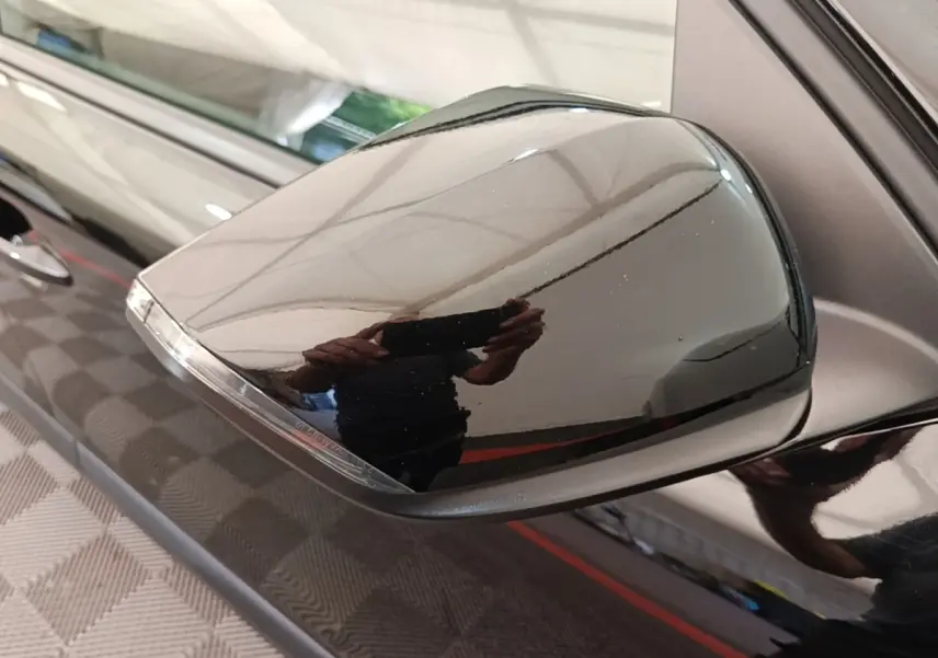 Rétroviseur noir côté conducteur de la Citroën C4 X 2023, avec clignotant intégré, vue rapprochée.