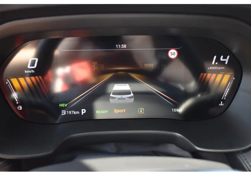Tableau de bord numérique du MG ZS 2026 en mode Sport, affichant la vitesse, régime moteur et autonomie.