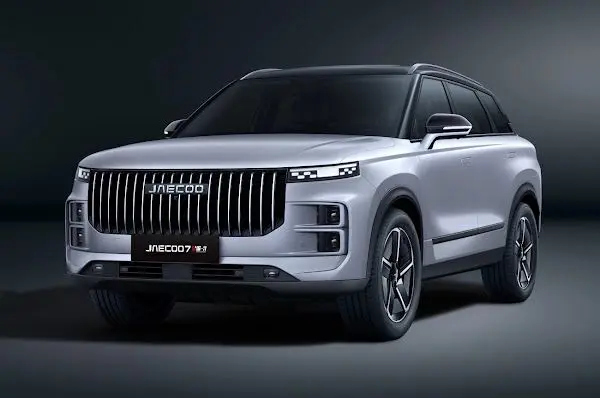 SUV JAECOO J7 PHEV argent Moonlight vu en 3/4 avant droit avec calandre verticale noire distinctive et phares LED carrés.
