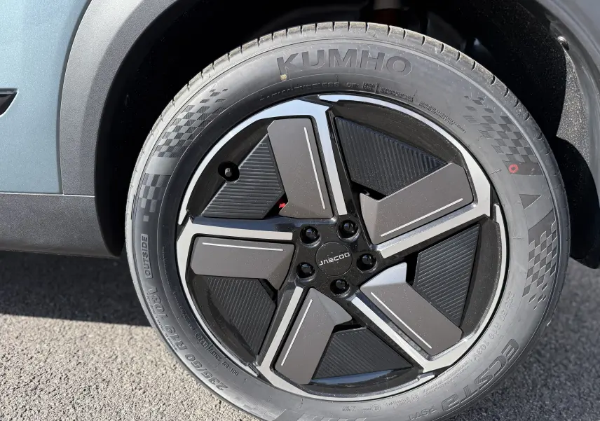 Gros plan sur la roue avant droite argent moonlight du JAECOO J7 PHEV 279 CH avec jante noire et grise au design moderne.