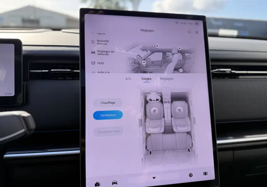 Écran tactile central du JAECOO J7 PHEV 279 CH en vue intérieure, affichant les réglages des sièges ventilés.