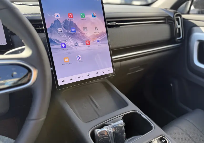 Vue intérieure du tableau de bord JAECOO J7 PHEV 279 CH avec écran tactile vertical et volant partiel à gauche.