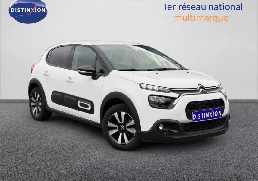 Citroën C3 blanc Banquise vue 3/4 avant droit avec protections latérales noires et jantes alu.
