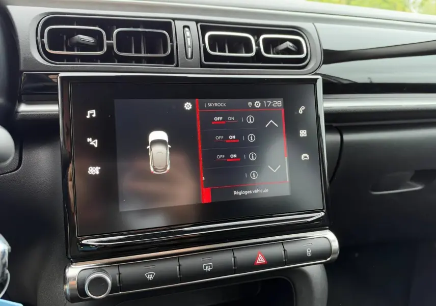 Écran tactile central vu de face dans l’habitacle noir d’une Citroën C3 2024 Blanc Banquise.