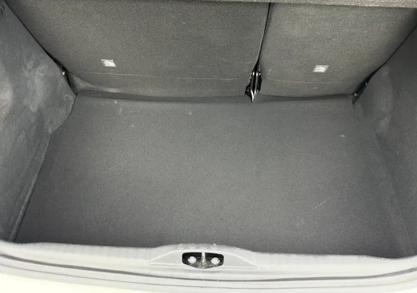 Coffre ouvert vu de face d’une Citroën C3 1.2 PureTech 110ch blanc Banquise, intérieur noir et tapis propre.
