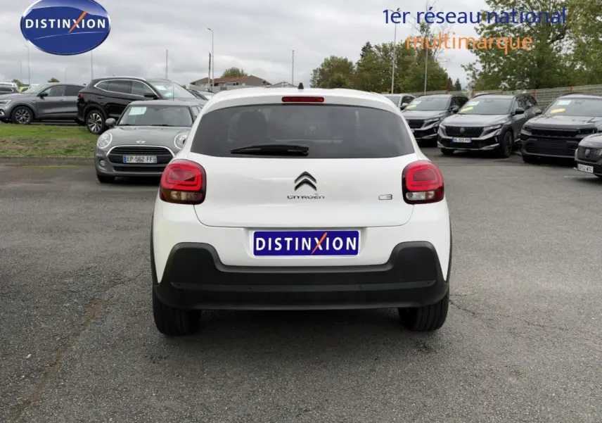 Vue arrière d'une Citroën C3 blanche Banquise 2024 avec feux arrière arrondis et lunette arrière surteintée.