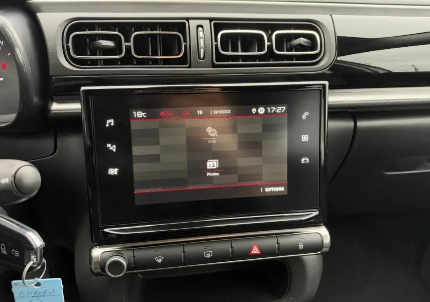 Vue rapprochée de la console centrale noire avec écran tactile et aérateurs rectangulaires dans une Citroën C3 2024 Blanc Banquise.