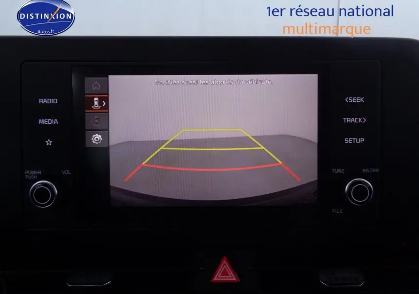 Écran de caméra de recul du Kia Sportage 2022 affichant les lignes de guidage en intérieur noir.