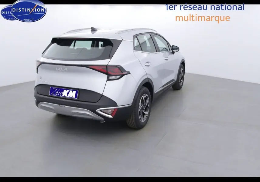 Vue 3/4 arrière droite du KIA Sportage gris acier métal 2022 avec feux arrière LED et jantes bicolores.