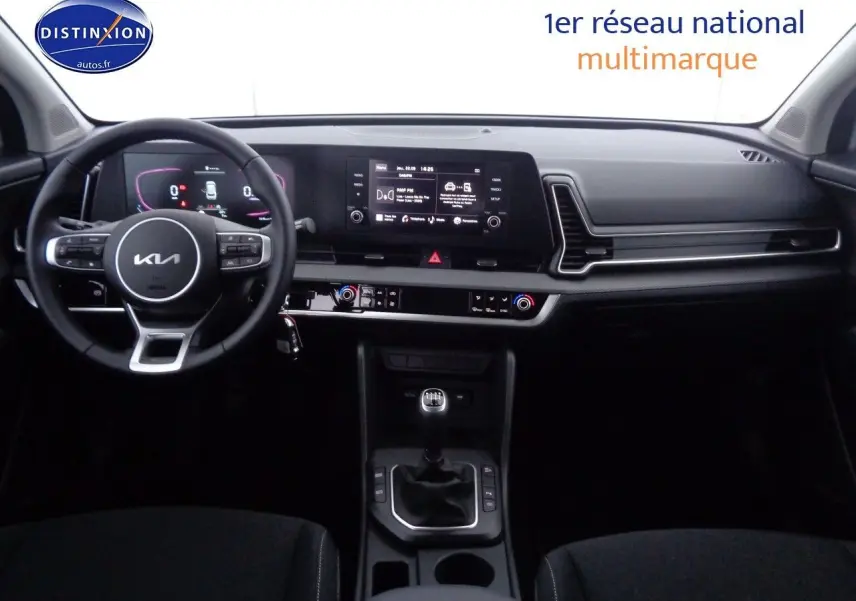Vue intérieure du tableau de bord et volant du KIA SPORTAGE 2022, avec boîte manuelle et écran central tactile.