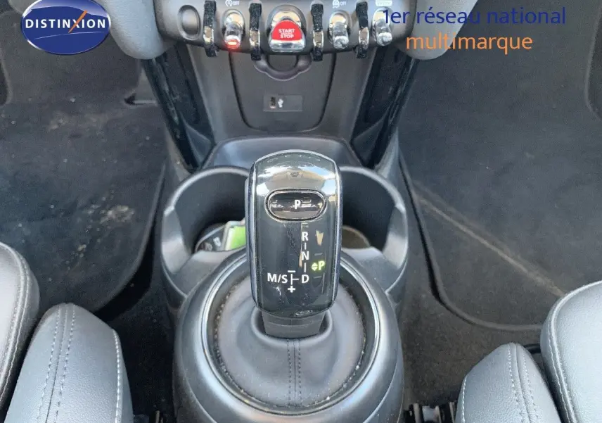 Le levier de vitesses automatique noir de la MINI 1.5 136CH STEPTRONIC, vue rapprochée de la console centrale.