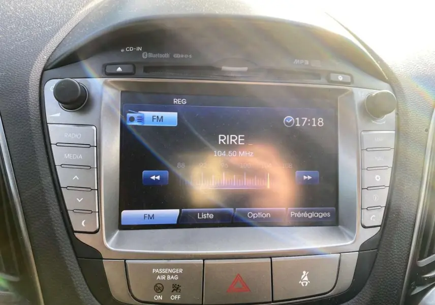 Écran tactile multimédia du Hyundai ix35 2014 affichant la radio FM, vue intérieure centrée sur la console centrale.