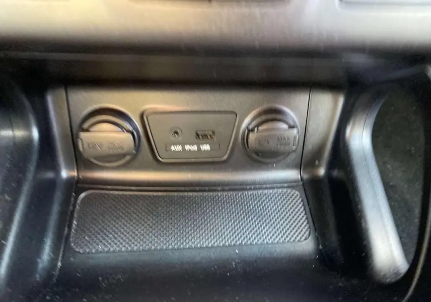 Prise USB, AUX et deux prises 12V visibles sur la console centrale du Hyundai ix35 blanc, vue rapprochée intérieure.