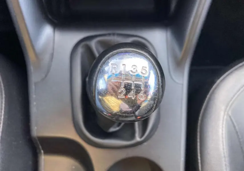 Le levier de vitesses manuel chromé du Hyundai ix35 blanc, vue rapprochée de la console centrale.