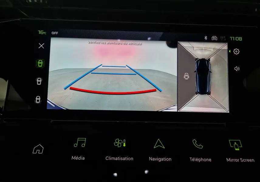 Écran intérieur de la Peugeot 308 blanc Okenite montrant la caméra de recul et la vue 360 degrés du véhicule.