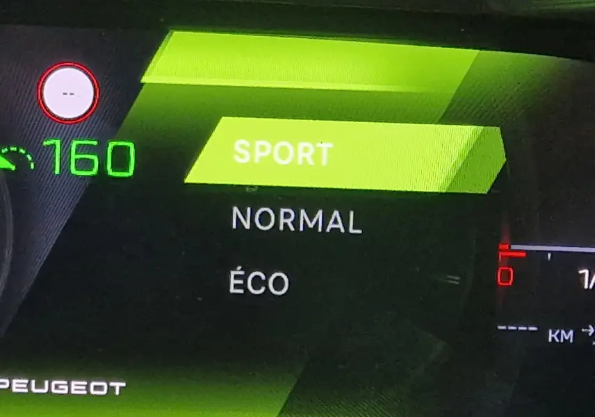 Affichage numérique du tableau de bord de la Peugeot 308 2025 montrant le mode de conduite Sport en vert.