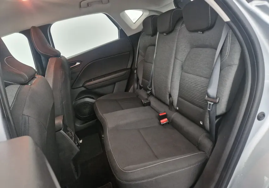 Vue intérieure arrière côté droit du Renault Captur gris Highland 2020, sièges tissu noirs avec surpiqûres blanches.