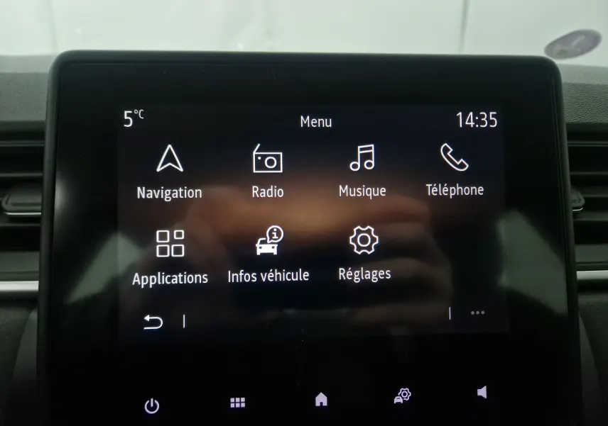 Écran tactile central du Renault Captur 2020 affichant le menu principal avec navigation, radio et téléphone.