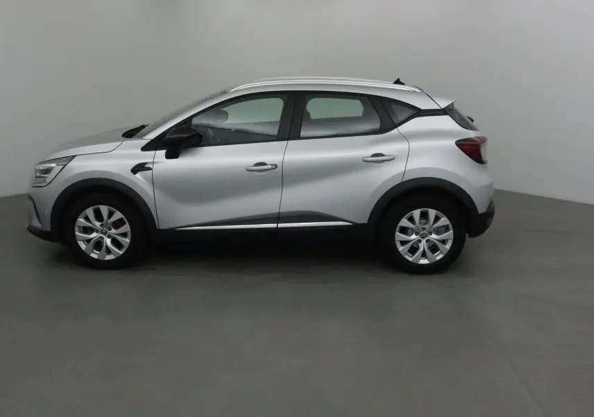 Profil côté gauche d'un Renault Captur gris Highland 2020, avec jantes alliage 17 pouces et protections noires.