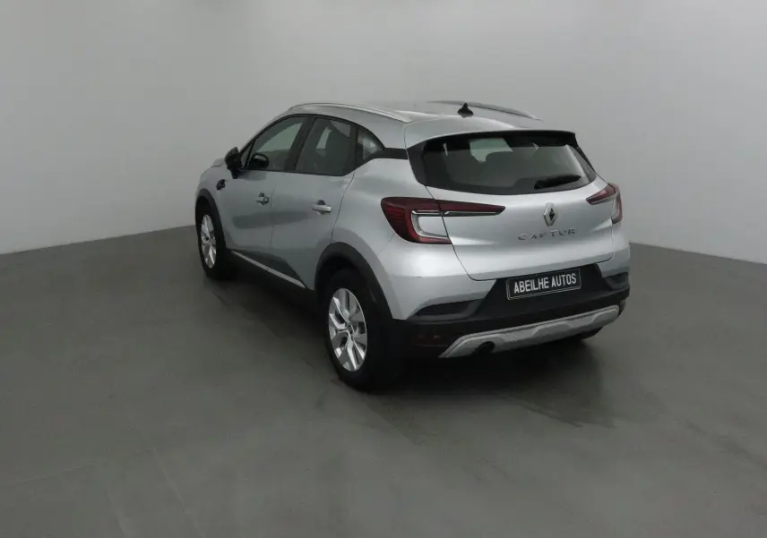 Vue 3/4 arrière droite d'un Renault Captur gris Highland 2020 avec feux arrière LED et jantes alliage 17 pouces.