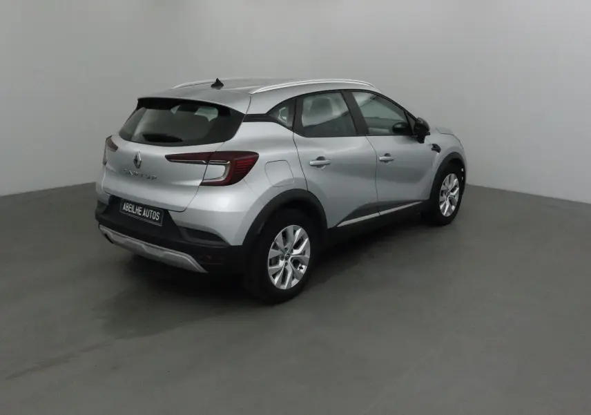 Renault Captur gris Highland vue 3/4 arrière droit dans un studio, avec jantes alliage et feux LED.