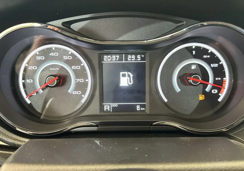 Vue rapprochée du tableau de bord de l'AIXAM AMBITION 0.5 CITY SPORT 2026 montrant vitesse, jauge carburant et écran central.