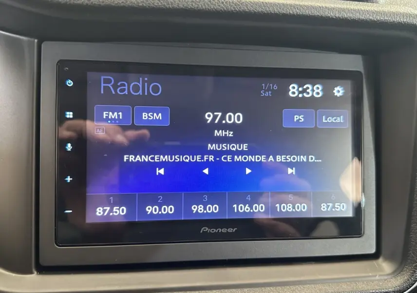 Écran tactile radio Pioneer en gros plan dans l'habitacle de l'AIXAM Ambition 0.5 City Sport rouge, vue intérieure.