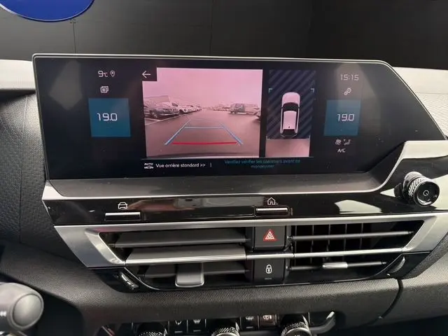 Écran central de la Citroën C4 1.5 BlueHDi 110 Feel Pack 2022 montrant la caméra de recul et l'affichage de la climatisation.