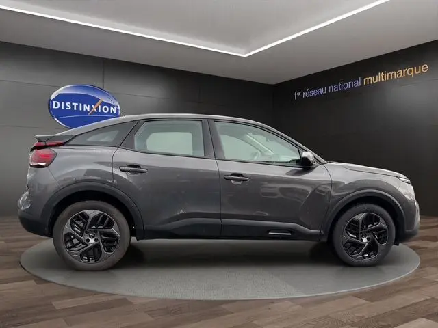 Vue de profil côté gauche d'une Citroën C4 1.5 BlueHDi 110 Feel Pack gris platinium, avec jantes noires et lignes modernes.