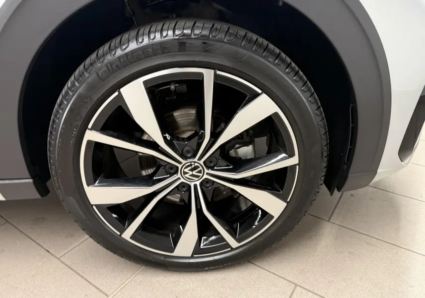 Gros plan sur la jante alliage 18 pouces bicolore noir et argent du Volkswagen Taigo 1.5 TSI R-Line Edition.