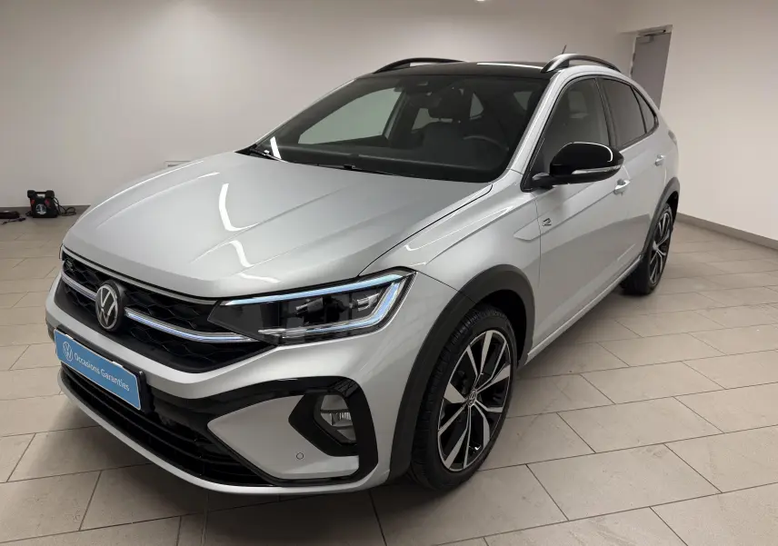 Volkswagen Taigo 1.5 TSI R-Line 2025 en 3/4 avant droit, couleur argent métallisé avec toit noir et jantes 18 pouces.