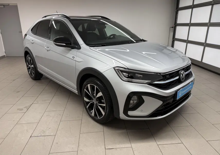 Volkswagen Taigo 1.5 TSI R-Line 2025 vue 3/4 avant, peinture argent métallisée avec toit noir et jantes 18 pouces.