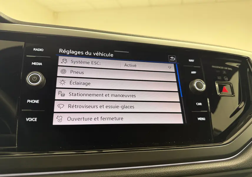 Écran tactile central du Volkswagen Taigo 1.5 TSI 150 DSG7 R-Line Edition affichant les réglages du véhicule.