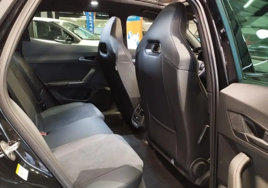 Vue intérieure arrière côté droit du CUPRA Formentor noir métal, sièges baquets en suédine et cuir noir avec surpiqûres.