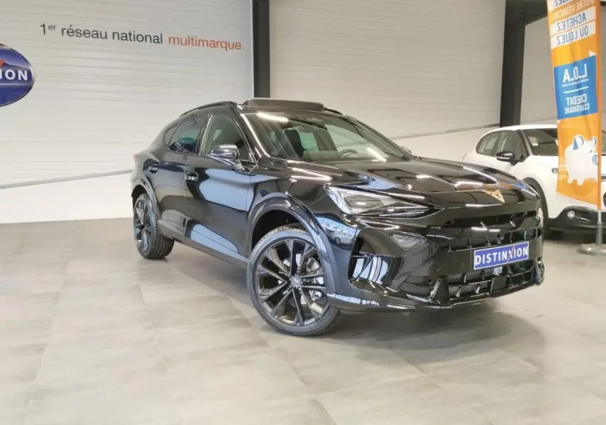 Vue 3/4 avant droite d'un CUPRA Formentor noir métal avec jantes alliage noires et signature lumineuse Tri-LED visible.