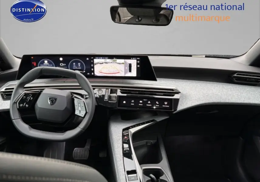 Vue intérieure avant du Peugeot 5008 Hybrid 145 allure e-dcs6 2025, tableau de bord gris avec écran tactile large et volant multifonction.