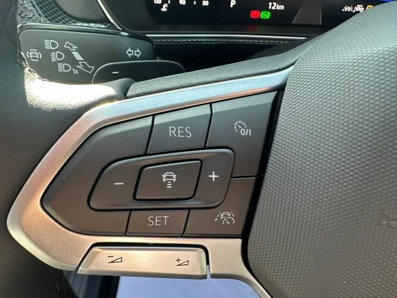 Gros plan sur les commandes du volant cuir multifonction du Volkswagen T-Cross argenté, version R-Line 2026.