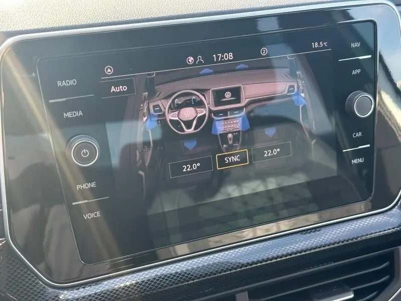 Écran tactile central affichant la commande de climatisation du Volkswagen T-Cross 2026 en intérieur noir et gris.